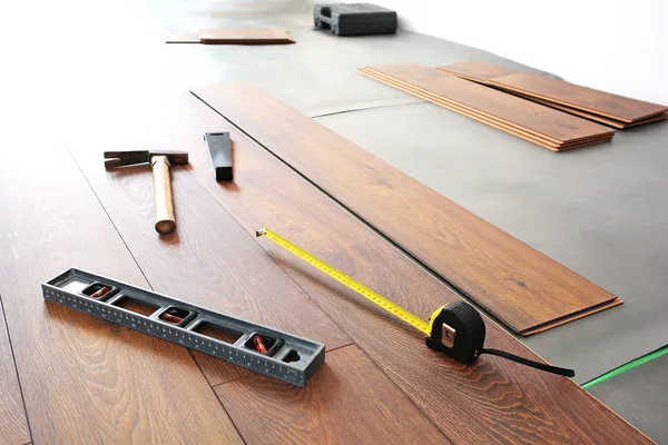 Τοποθέτηση δαπέδου laminate σε εξέλιξη